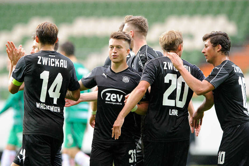 Die Zwickauer Spieler bejubeln einen der drei Treffer in Bremen.