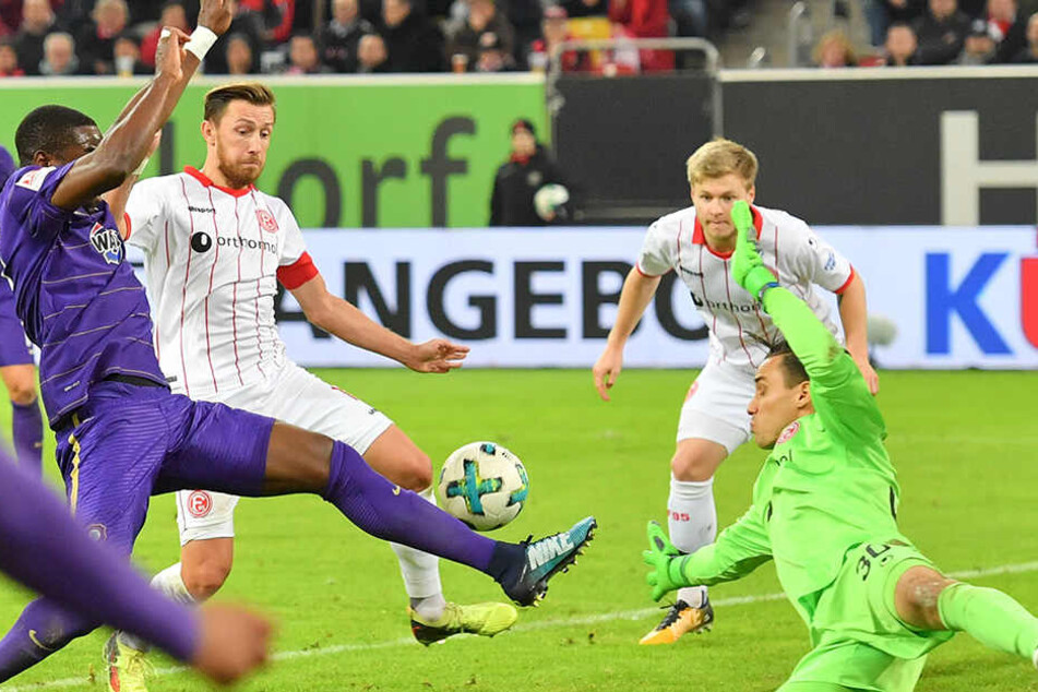 Das zwischenzeitliche 1:1 in Düsseldorf: Ridge Munsy grätscht in eine Hereingabe von Cebio Soukou und befördert den Ball letztlich mit der Brust in den Fortuna-Kasten.