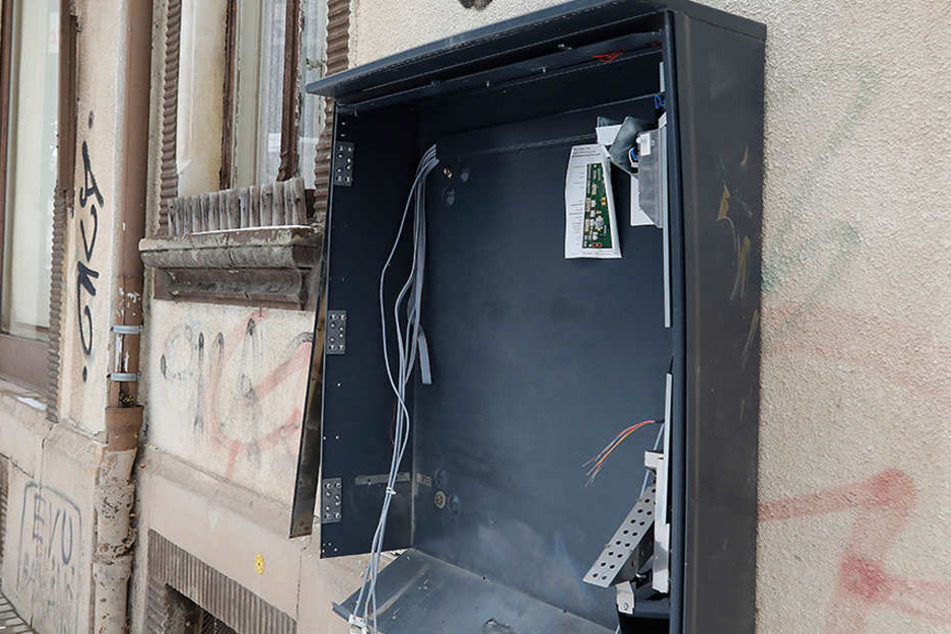 Zwei Maskierte haben aus dem Automat Geld und Zigaretten geklaut. (Archivbild)