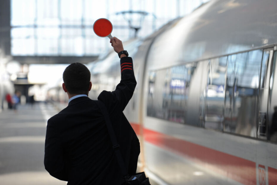 Ein Zugbegleiter sorgte mit seiner Durchsage für große Empörung.