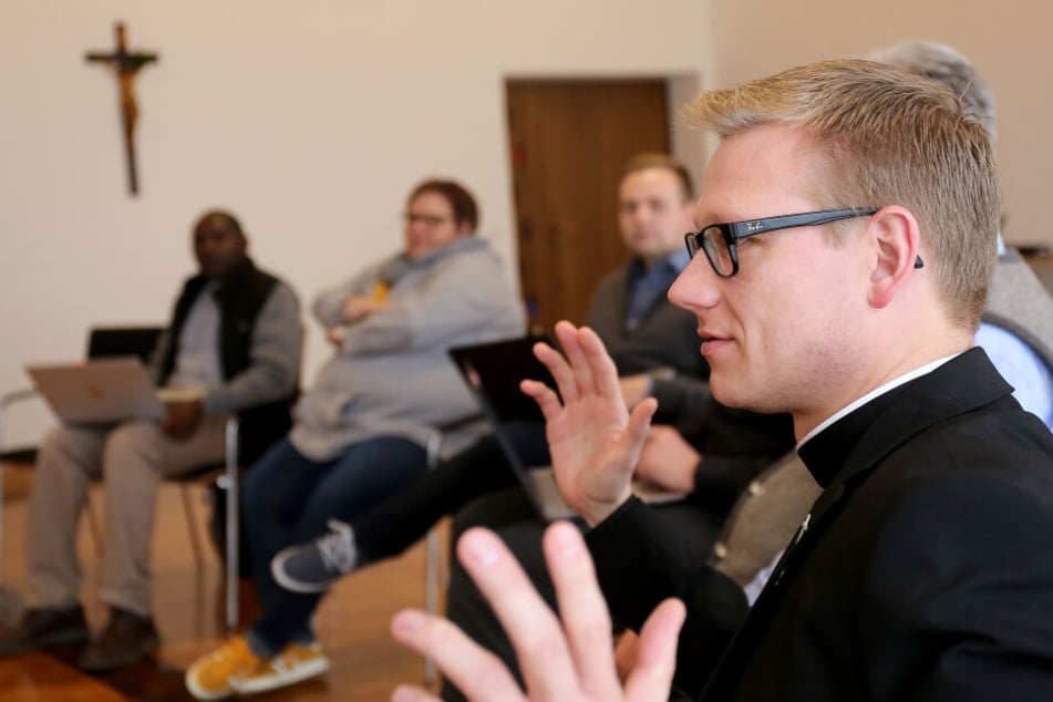 Katholische Priester werden in einem Seminar zu Social-Media-Influencern ausgebildet.