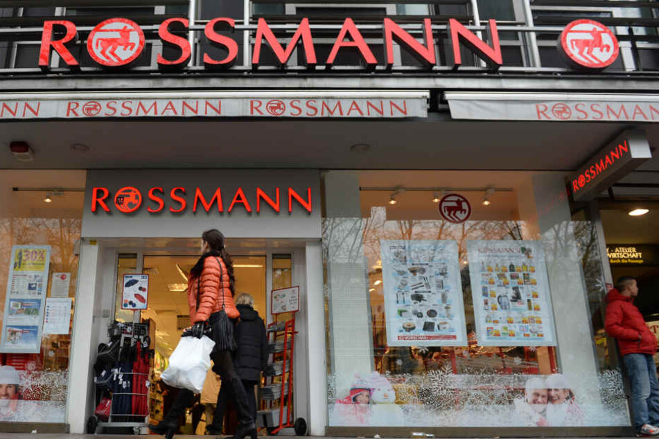 Zuerst erkundigte sich der Mann nach Wattestäbchen, bezahlte diese danach und wollte aber das Geld aus der Kasse haben. (Symbolbild)