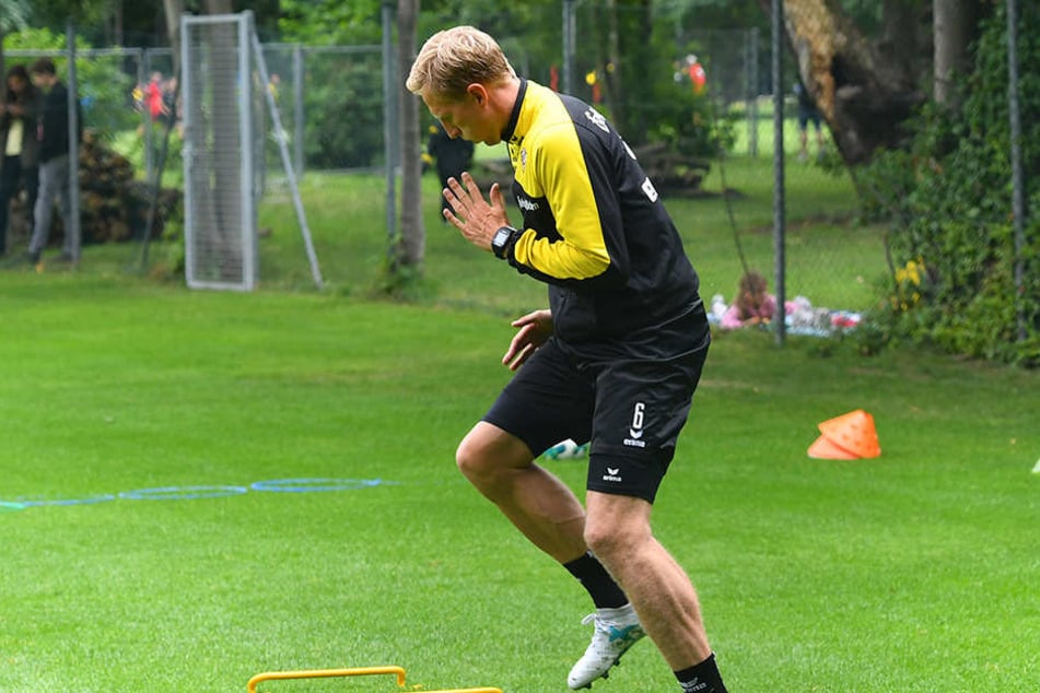 Geschicklichkeitslauf! Dynamo-Kapitän Marco Hartmann beim Training im Großen Garten.