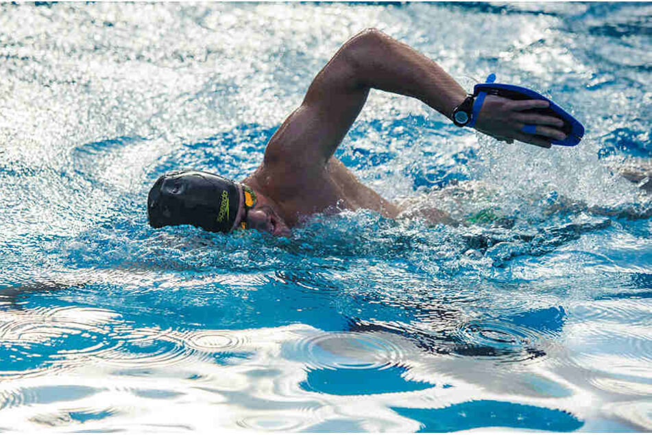 Im Freibad Bernsdorf schwimmt Joseph Heß (29) an sechs Tagen in der Woche bis zu 30 Kilometer.