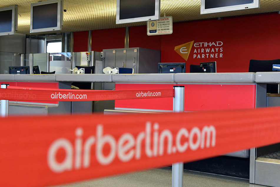 Unbesetzt ist ein Serviceschalter von Air Berlin am Berliner Flughafen Tegel