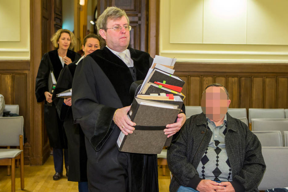 Hat an den Prozessakten schwer zu tragen: Hans Jagenlauf, Vorsitzender des
Schwurgerichts.