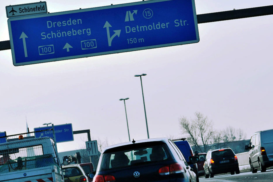 Es kam zu massiven Verkehrsbehinderungen auf der Autobahn und umliegenden Straßen. (Symbolbild)
