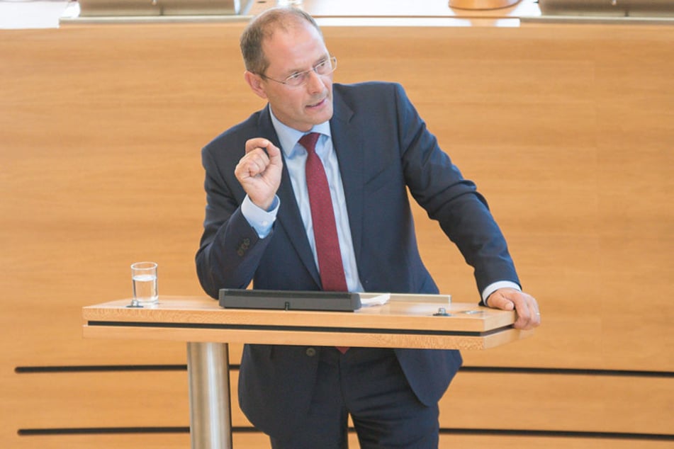Markus Ulbig (52, CDU) informierte am Dienstag über die Reduzierung der Plätze in den EAE.