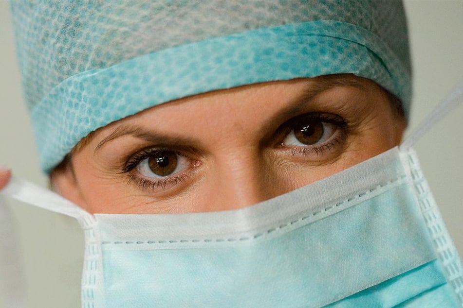 Man kennt ihn aus der Medizin. Auch Asiaten nutzen ihn teilweise: Den Mundschutz. Er hilft den Musliminnen in der Schweiz das Burka-Verbot zu umgehen (Symbolbild).