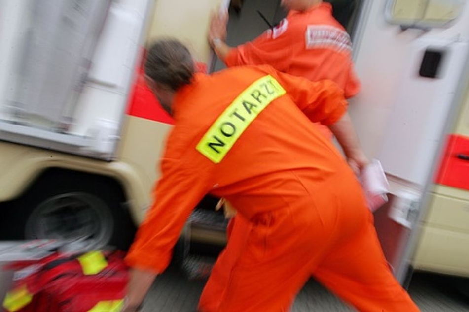 Rettungskräfte kümmerten sich um das verletzte Kind. (Symbolbild)