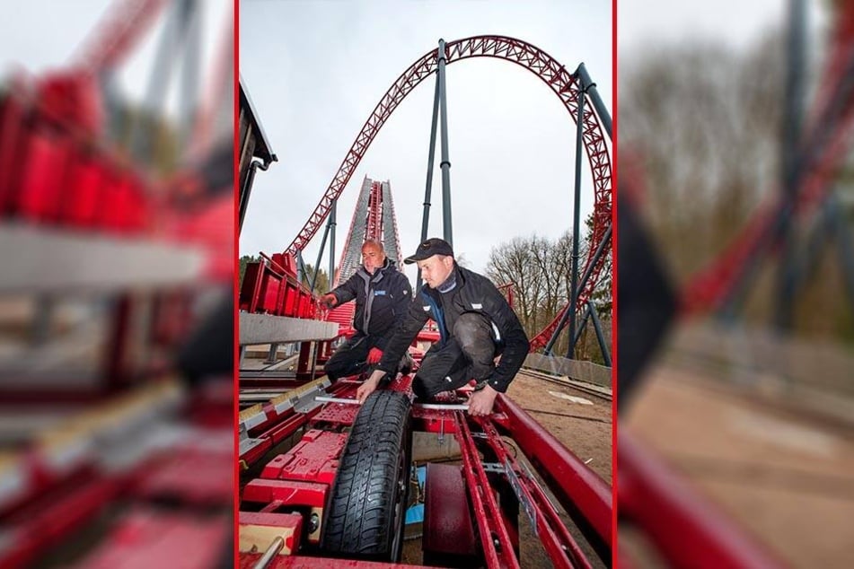 Bauleiter Thomas Nopper (l.) und Industriemechaniker Marco Wilhelm (28) arbeiten an der neuen Super-Achterbahn "Dynamite" im Freizeitpark Plohn.