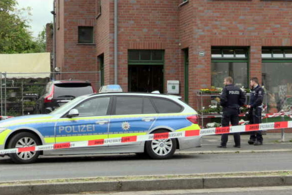 Die Polizei sperrte den Tatort in Neuss großräumig ab.