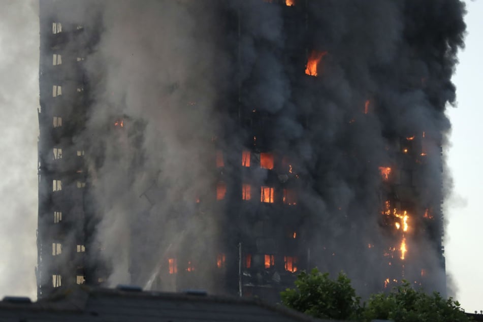 Das Hochhaus steht komplett in Flammen.