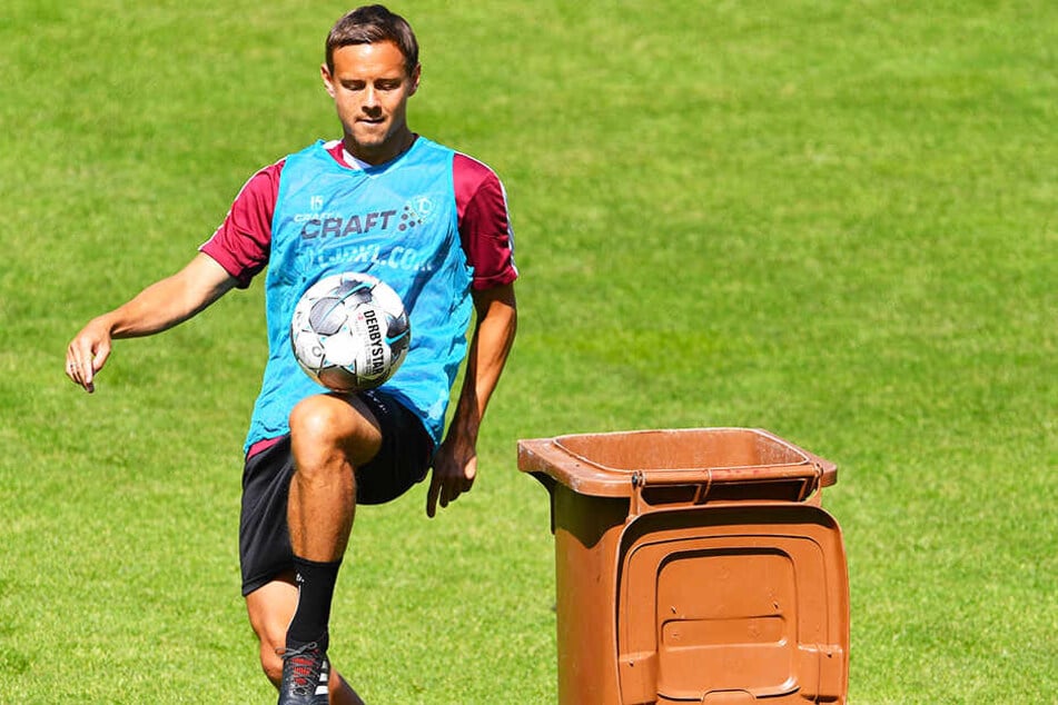 Chris Löwe hatte keine Probleme, den Ball beim Trainingswettbewerb in der Tonne zu versenken.