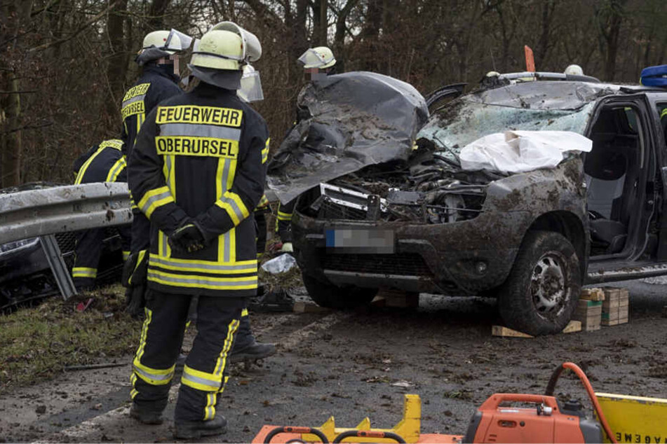 Der Fahrer des Geländewagens wurde durch den Aufprall in seinem Auto eingeklemmt.