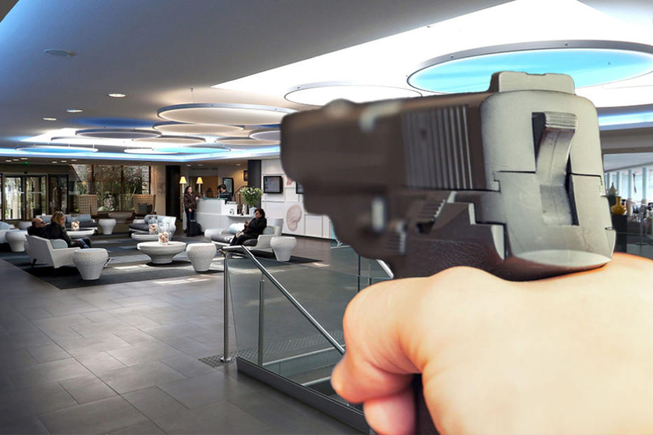 Einer der Täter bedrohte die Hotel-Angestellte mit einer Pistole. (Symbolbild)