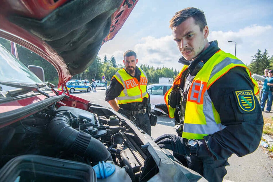 Rund 100 Polizisten kontrollierten gestern Fahrzeuge und Personen in Reitzenhain und an der Heinzebank.