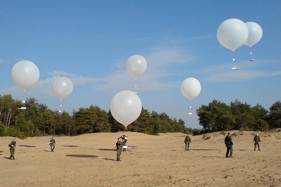 Ab Sonntag lassen Bundeswehrsoldaten Ballons mit Flugblättern in der Oberlausitz aufsteigen.