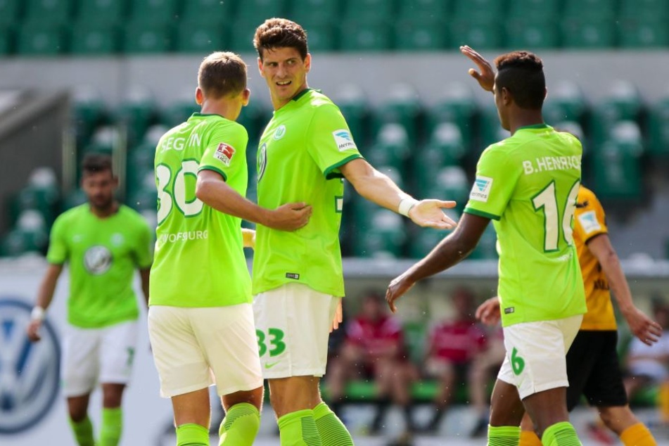 Mario Gomez (2.v.l.) gab ein starkes Debüt und traf zum 1:0 für den VfL.