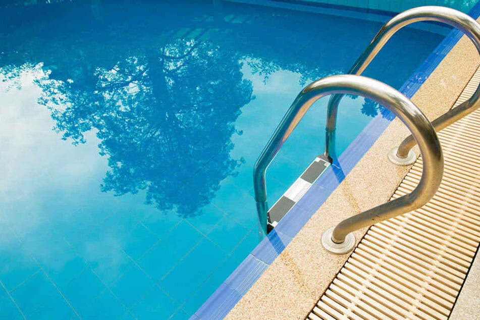 Der kleine Junge konnte unbemerkt das Nachbargrundstück betreten, wo sich der ungesicherte Swimmingpool befand. (Symbolbild)