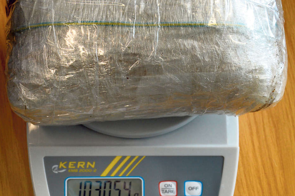 Mit diesem und einem weiteren Crystal-Paket erwischte die Polizei Ales B.
(49) in Naumburg.