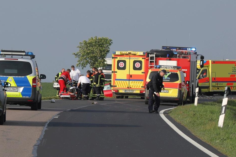 Zahlreiche Retter vor Ort auf der B101.