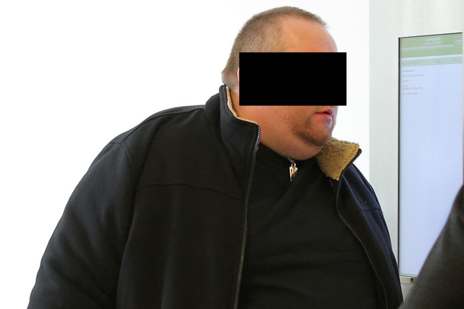 Damit er Computerspiele zocken kann, erpresste Ingmar K. (37) eine Dresdnerin mit ihren Nacktbildern.