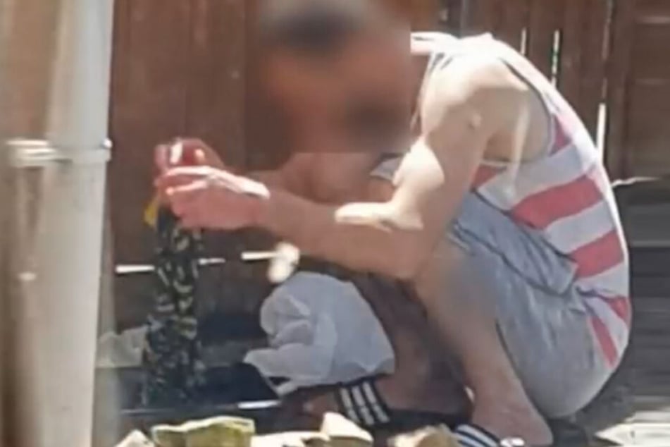 Gabriel Nicolae hockt im Innenhof seines Gefängnis