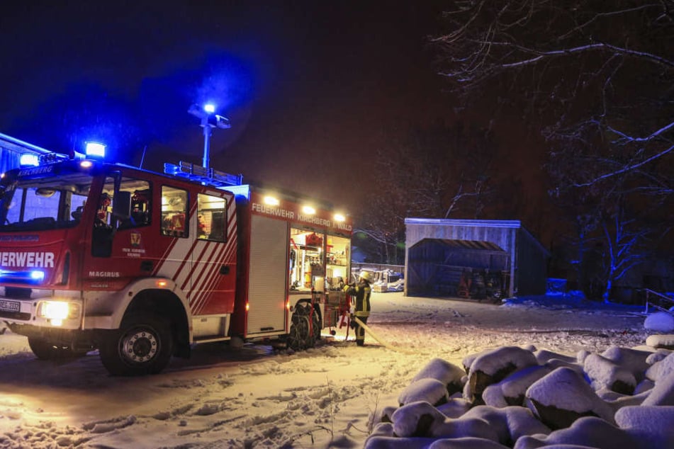Die Feuerwehr hatte bei der Anfahrt auf den verschneiten Straßen Schwierigkeiten.