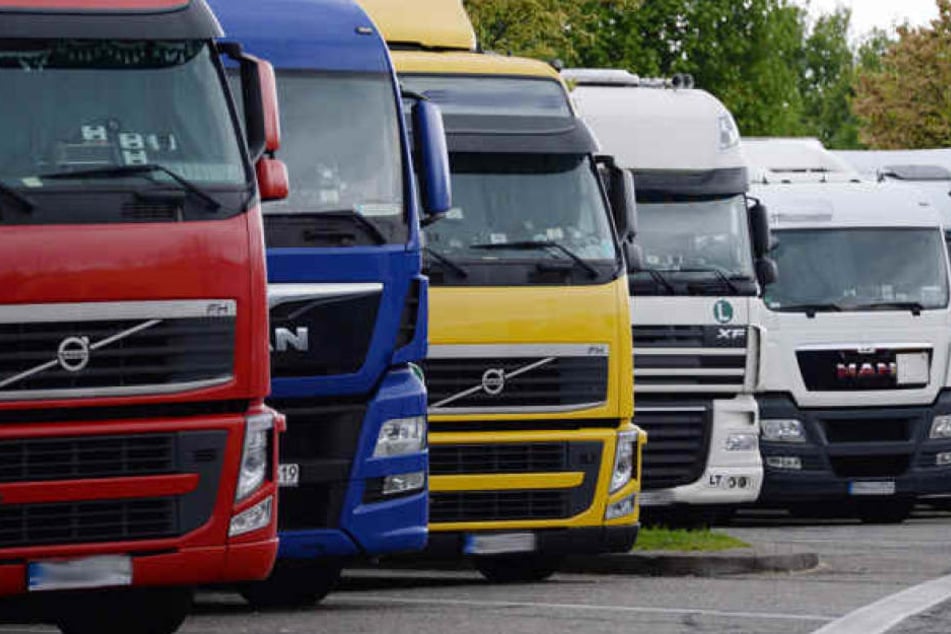 Viele Lkw-Fahrer touren regelmäßig durch ganz Europa. (Symbolbild)