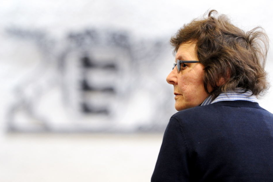 Die ehemalige RAF-Terroristin Verena Becker steht in eine Gerichtssaal des Oberlandesgerichts in Stuttgart. (Archivbild)