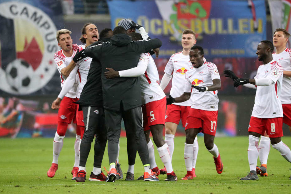 Jubeltraube nach der Führung: Upamecano rannte zuerst zur Ersatzbank zu Kumpel Ibrahima Konaté, der Rest der Bullen-Gang sprintete hinterher.