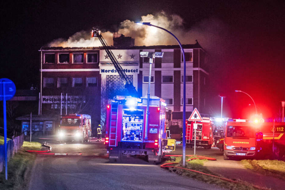 140 Einsatzkräfte versuchen die Flammen unter Kontrolle zu bekommen.