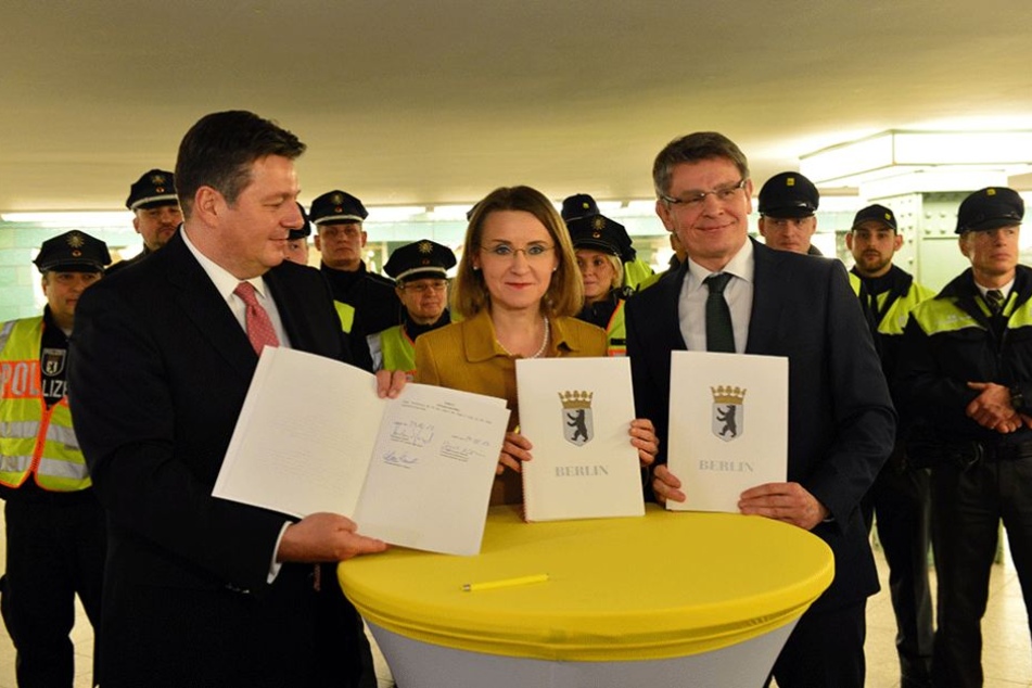 Innensenator Andreas Geisel (SPD,li.), BVG-Chefin Sigrid Evelyn Nikutta und Polizeipräsident Klaus Kandt unterzeichneten eine Kooperationsvereinbarung zwischen Polizei und BVG-Sicherheitsdienst.