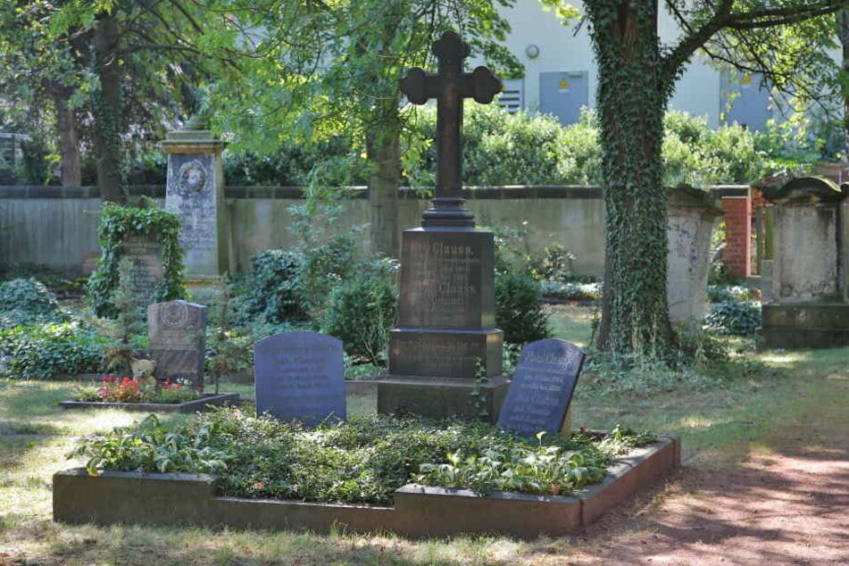 Hitzefrei-Erfinder Karl Wilhelm Clauss hat sein Grab auf dem
Matthäusfriedhof.