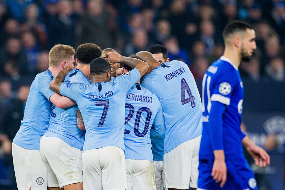 Der sportliche Teil des Abends endete mit einer Niederlage für Schalke. Während Nabil Bentaleb enttäuscht von dannen schleicht, jubelt Manchester über den genialen Freistoß von Leroy Sané.
