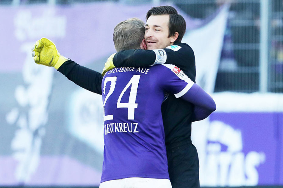 Kapitän Männel (r.) will am Mittwoch wieder mit Steve Breitkreuz jubeln.