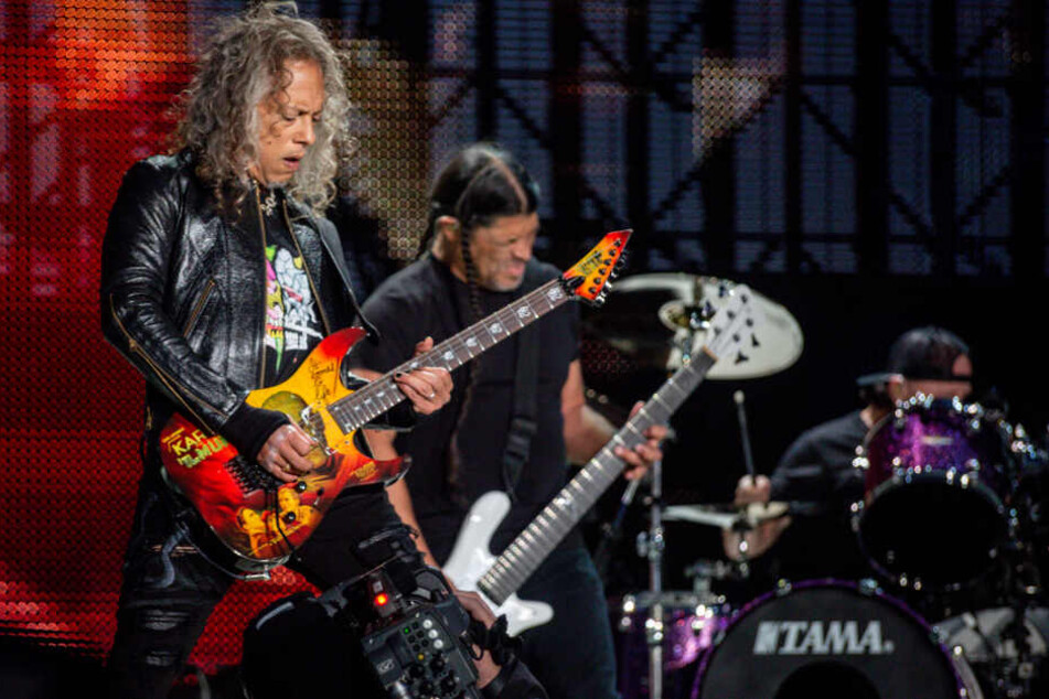 Kirk Hammet (l) und Robert Trujillo, Mitglieder der US-amerikanischen Metalband Metallica, bei einem Auftritt in Madrid.