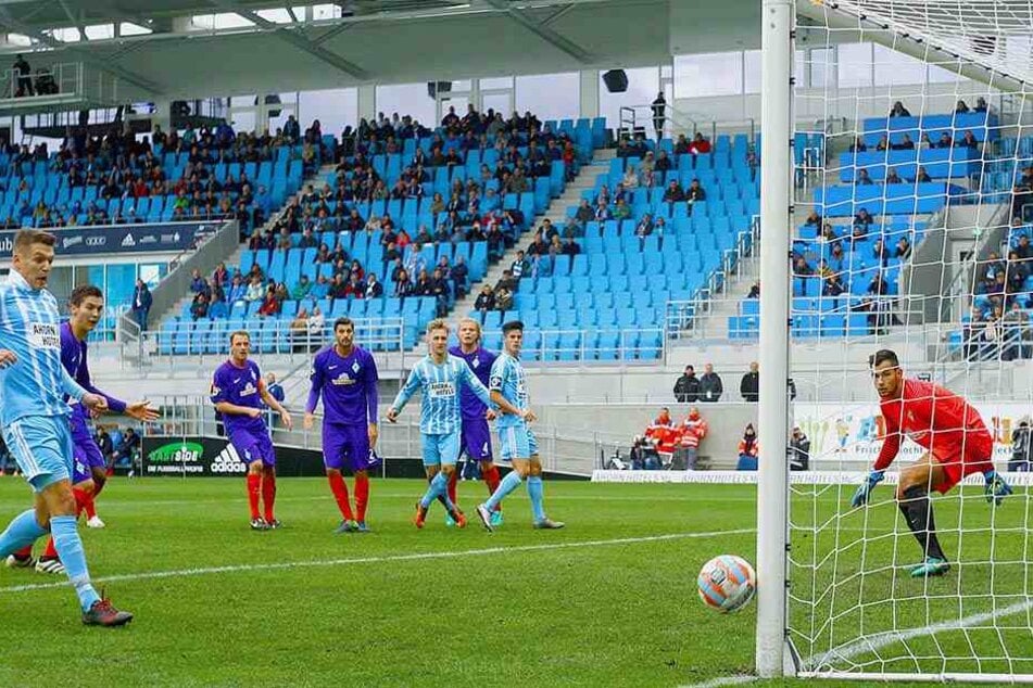 Björn Jopek wartet auf sein erstes
Tor für den CFC. Beim 1:1 gegen Bremen II. war er ganz nah dran. Dieser Schuss
von ihm ging an den Außenpfosten.