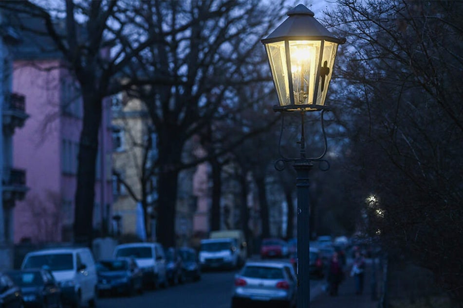 Die alten Gasleuchter in Dresden stehen vor dem Aus. Ein Pilotprojekt soll zumindest die Lampen retten. Foto: Norbert Neumann