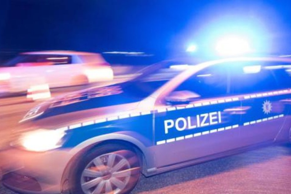 Die Polizei geht davon aus, dass sie dem Opfer mindestens einen Schlag versetzten. (Symbolbild)