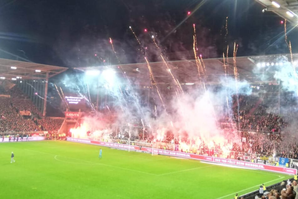 St. Pauli-Anhänger zünden Pyrotechnik.