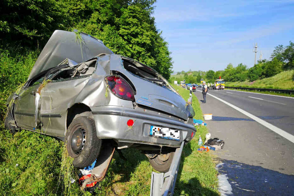 Das Auto schanzte hinter die Leitplanke
