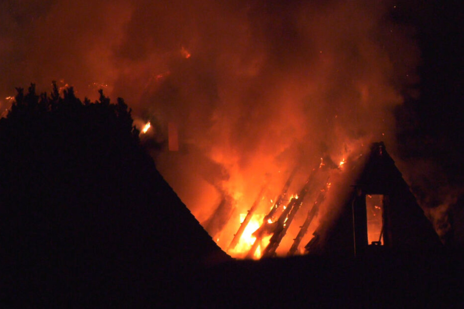 Verheerender Brand in Pfungstadt: Dachstuhl komplett in Flammen!