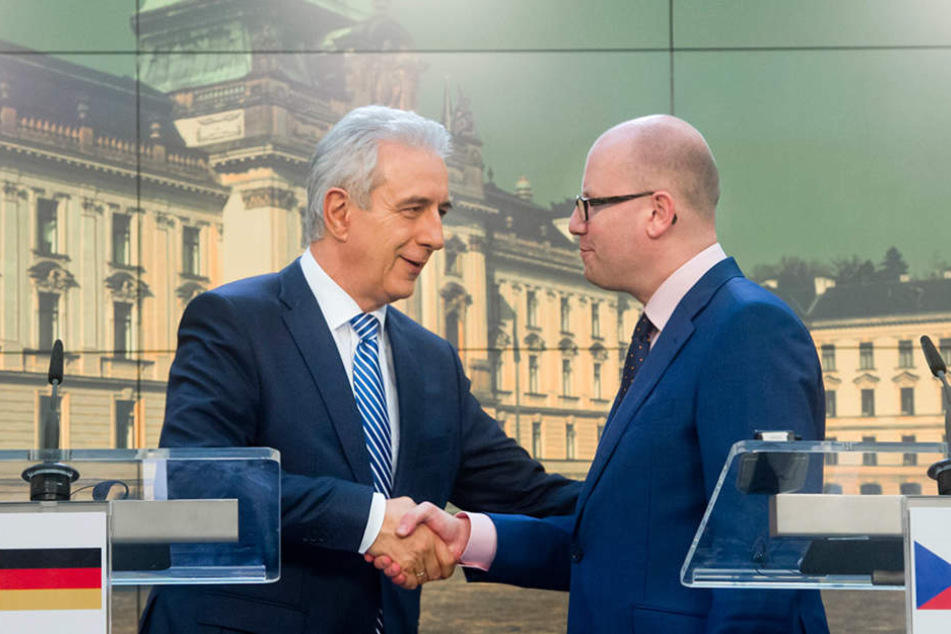 Ziehen an einem Strang: Stanislaw Tillich (l.) und Bohuslav Sobotka.