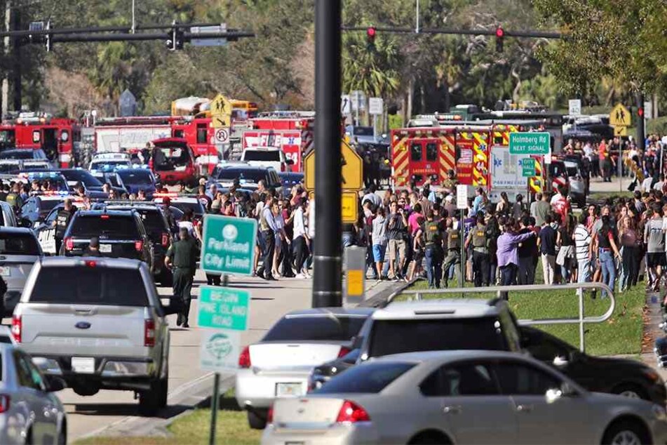 Ein 19-jähriger ehemaliger Schüler hat an einer High School in Florida mit einer halbautomatischen Waffe 17 Menschen getötet.