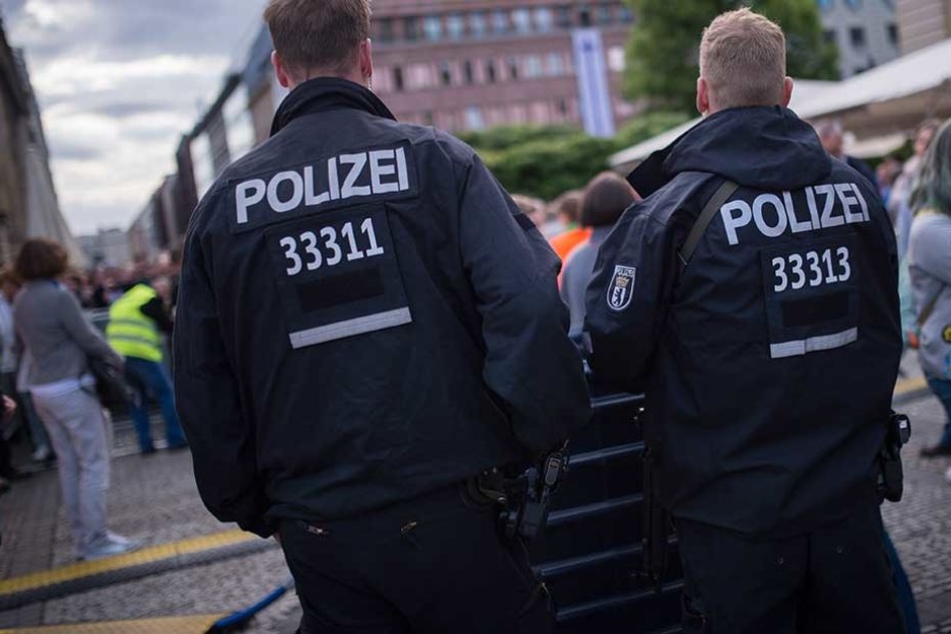 Polizisten wurden von Passanten dafür kritisiert, dass sie gegen den Rassisten ermitteln.
