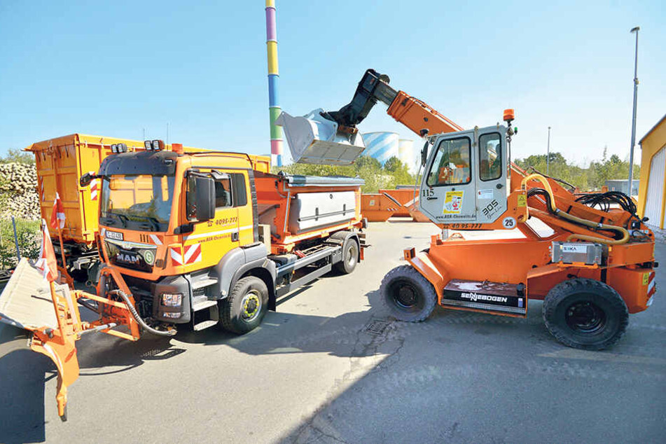Auch die städtische Firma ASR bereitet sich auf Schnee und Eis vor. Hier wird ein Streufahrzeug auf dem Betriebshof beladen.