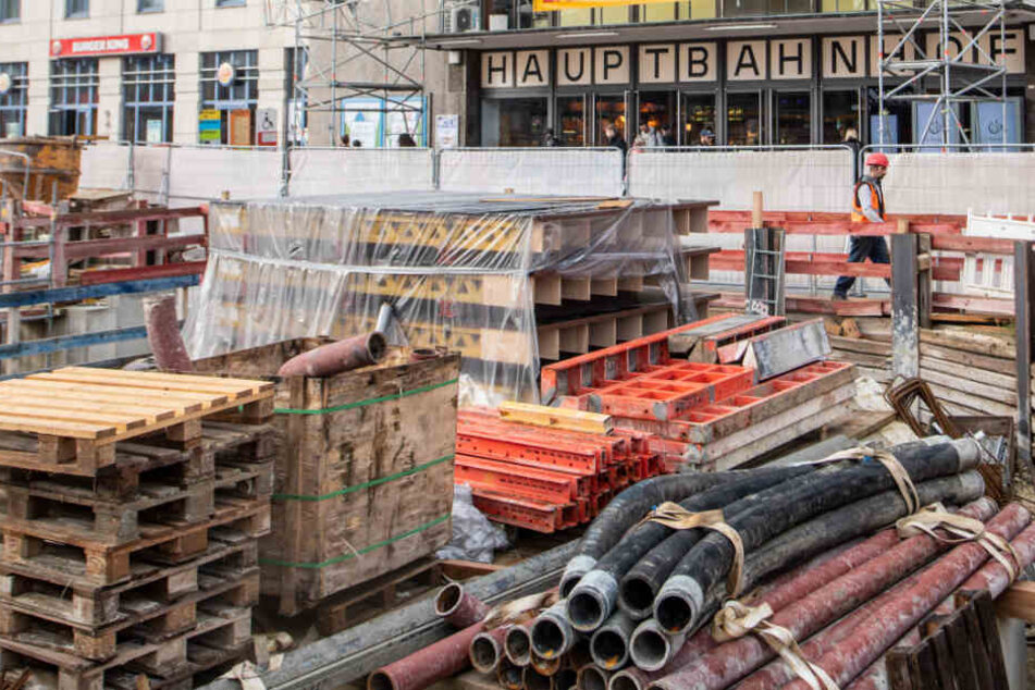 Vor dem Ulmer Hauptbahnhof geht ein Arbeiter an Baumaterialien vorbei. (Archivbild)