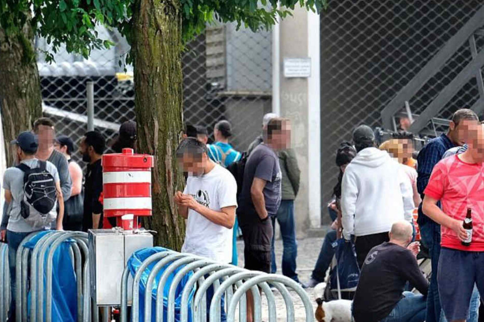 Vor dem Hauptbahnhof trifft sich die Szene zum gemeinsamen Alkohol- und Drogenkonsum.